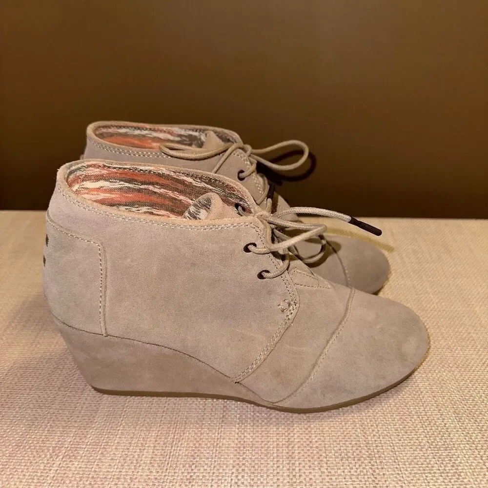 TOMS Womens Desert Shoe Wedge Heel Taupe Suede Size 9.5 EUC